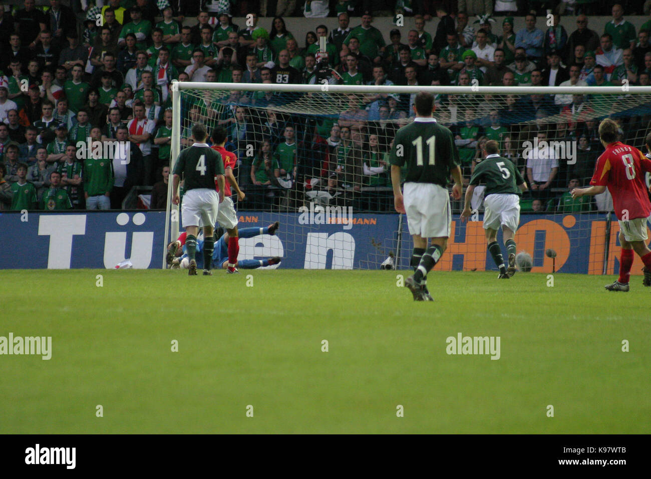 Nordirland gegen Deutschland im Windsor Park, Belfast am 04. Juni 2005. Zweite Hälfte Aktion im Windsor Park mit Maik Taylor Nordirland einen speichern. Stockfoto