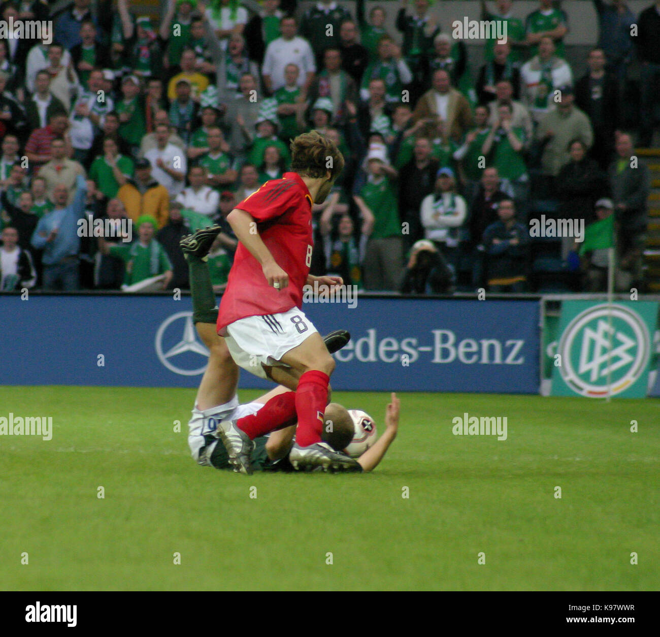 Nordirland gegen Deutschland im Windsor Park, Belfast am 04. Juni 2005. Torsten Frings Deutschland (8) und Warren Feeney Nordirland (16) Stockfoto