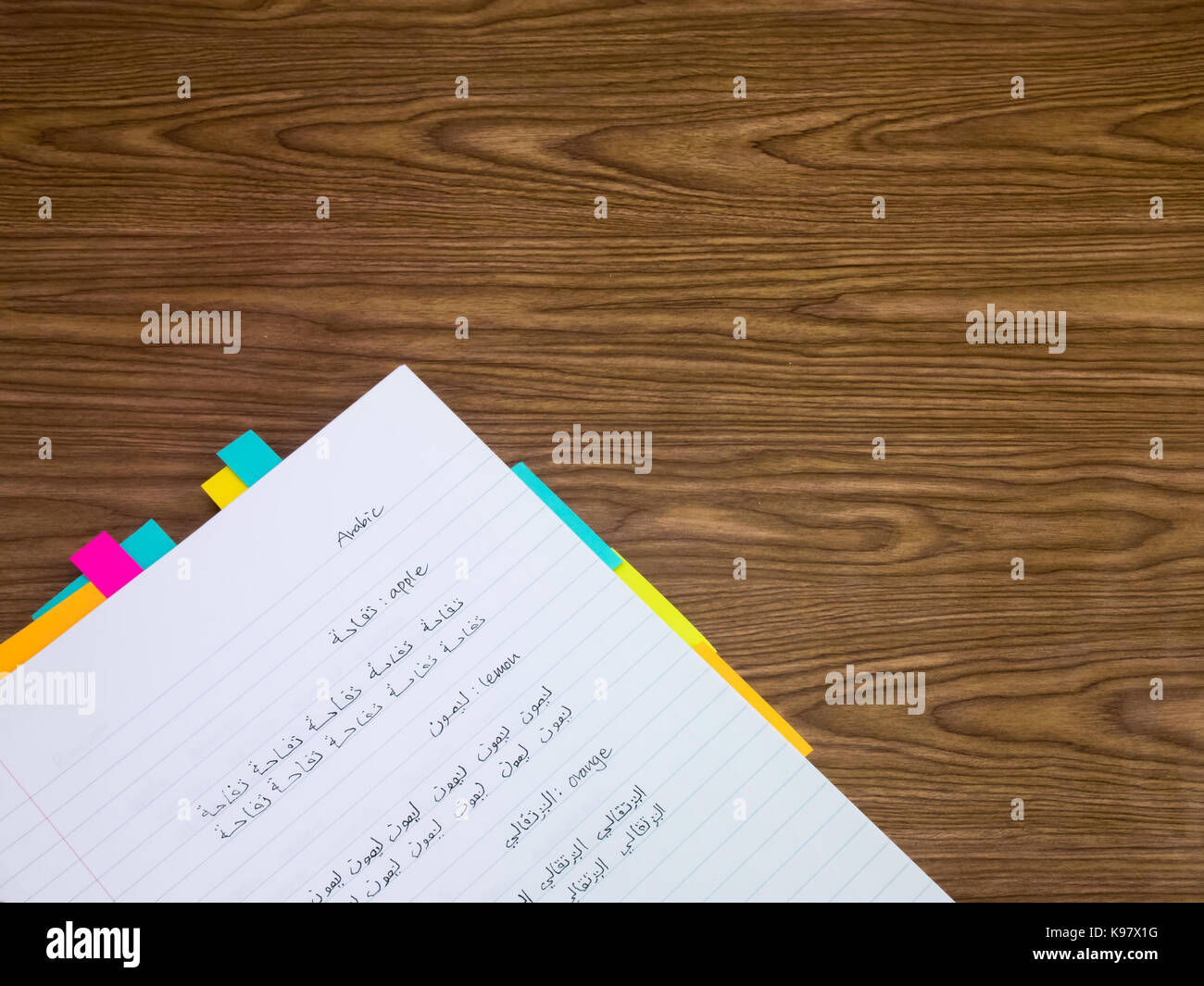 Arabisch; Erlernen der neuen Sprache schreiben der Wörter auf dem Notebook Stockfoto