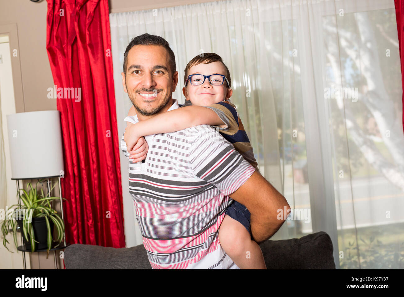 Vater und Sohn Spaß zu Hause im Wohnzimmer Stockfoto