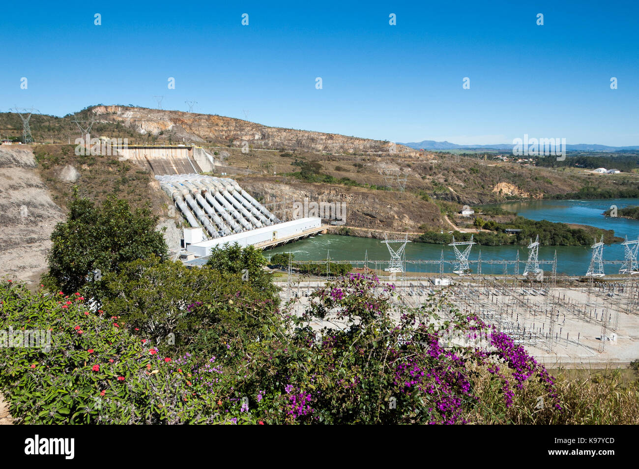 Den unteren Teil, penstocks von Furnas Wasserkraftwerk Stausee, Rio Grande, Minas Gerais, Brasilien. Stockfoto