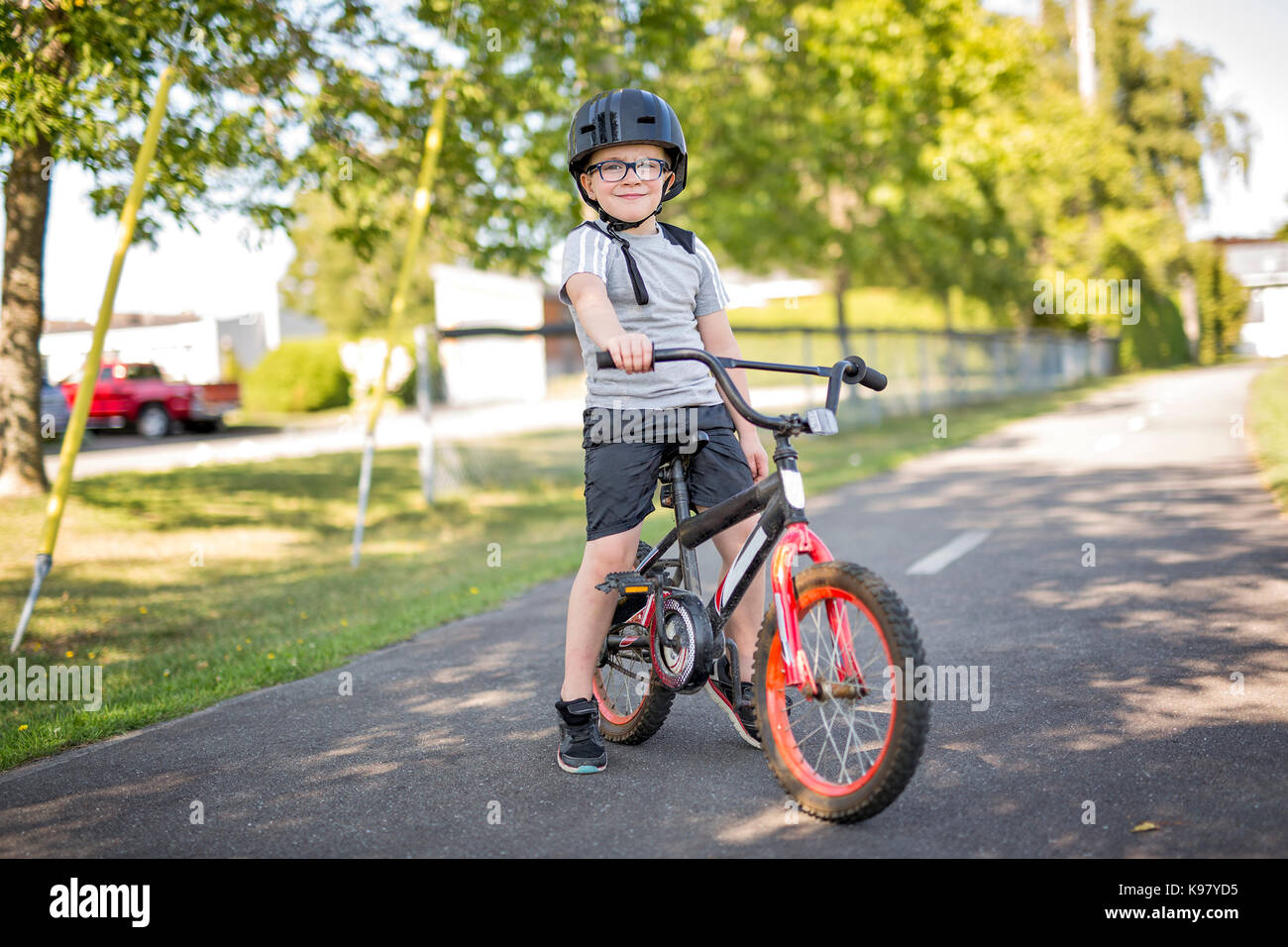 Sechs Jahre alten Jungen Radfahren im Park Stockfoto