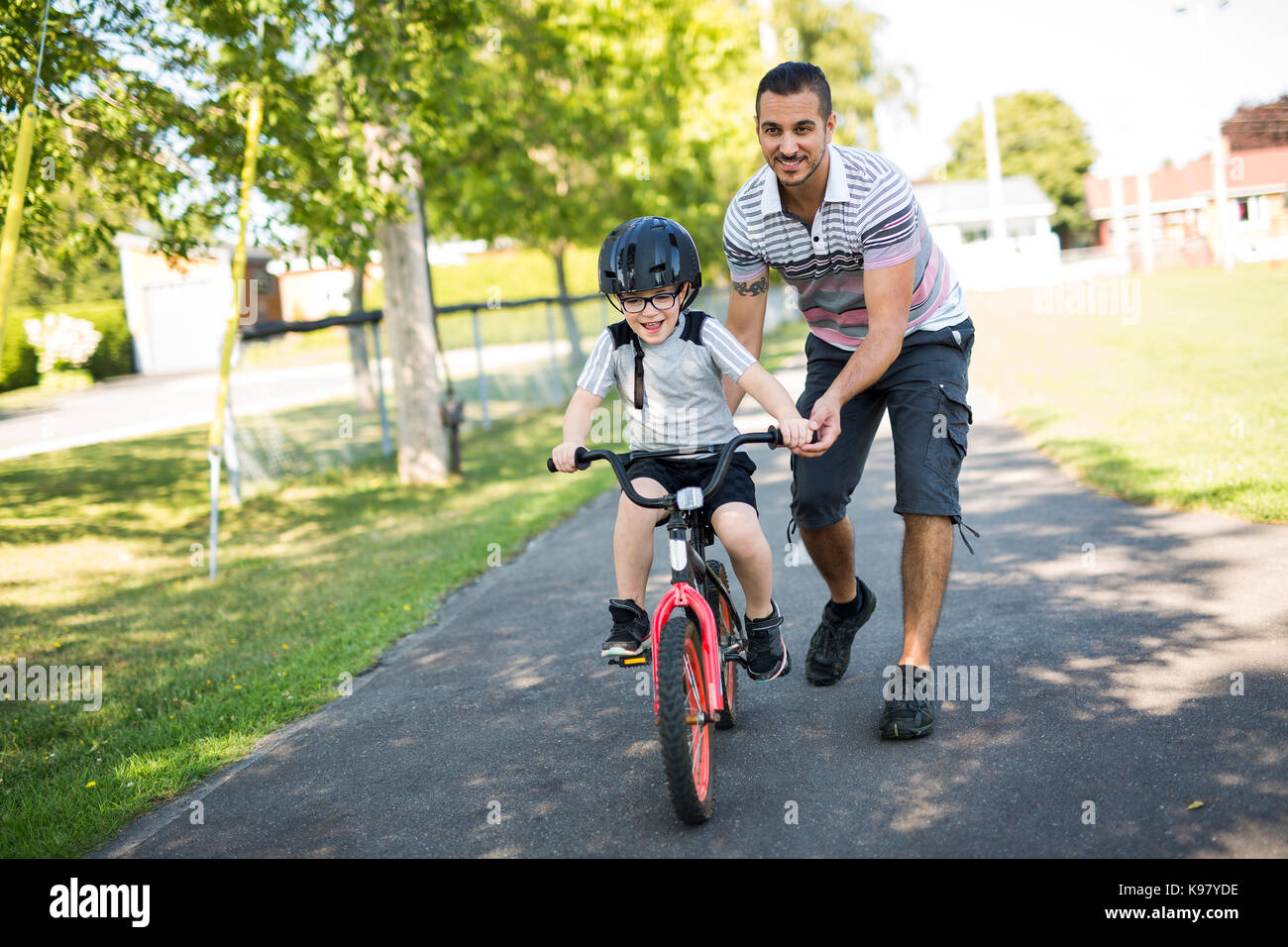 Vater Lehre Sohn zu fahren Fahrrad Stockfoto