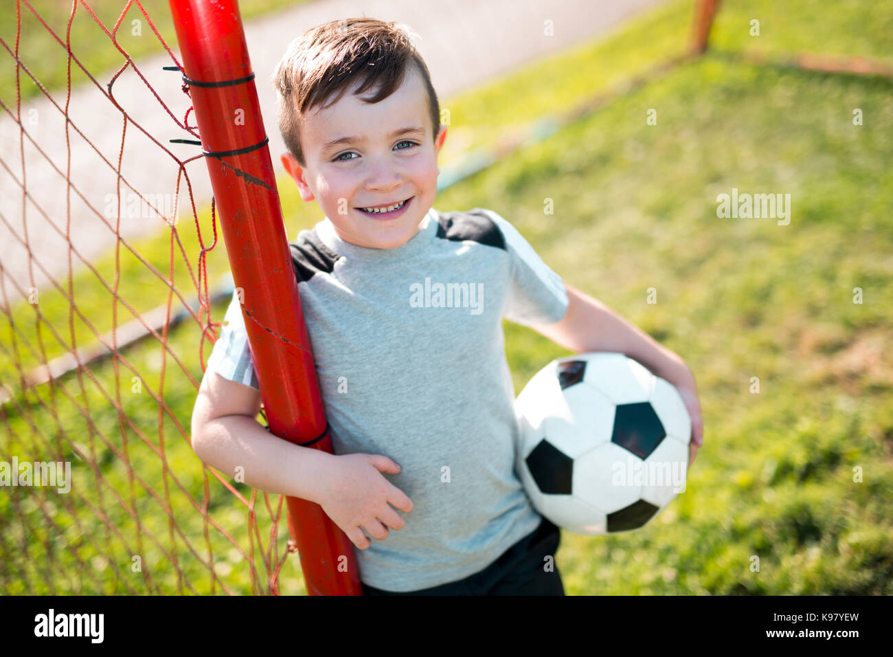 Junge caucassian Fußballspieler Fußball Stockfoto