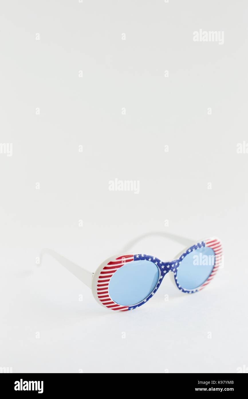 Patriotische amerikanische Sonnenbrillen in roten, weißen und blauen Streifen und Sternen. Stockfoto