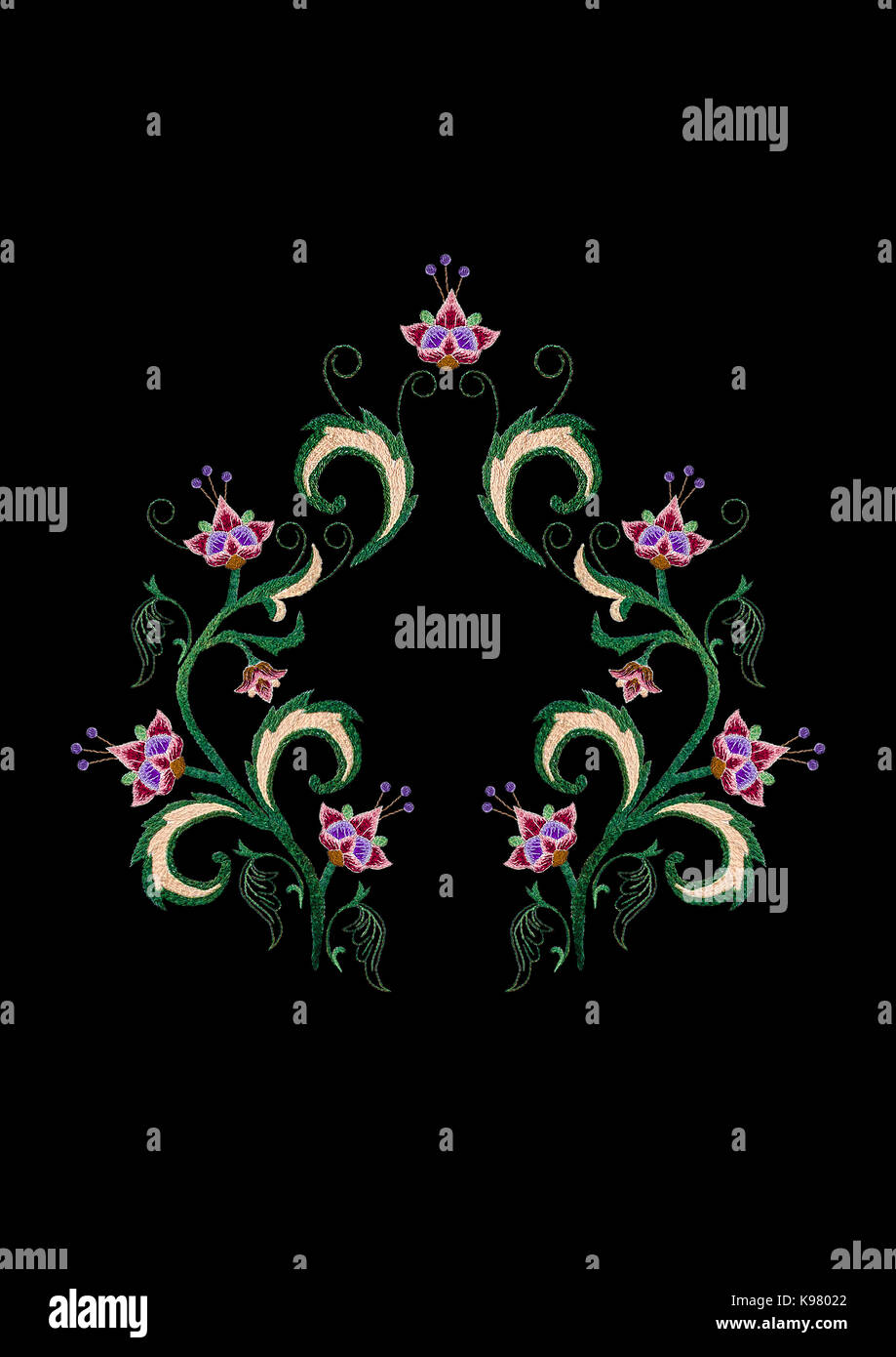 Stickerei stilisierte Blumenstrauß der Zweig mit lila rot Blumen und grüne Blätter auf schwarzem Hintergrund Stockfoto