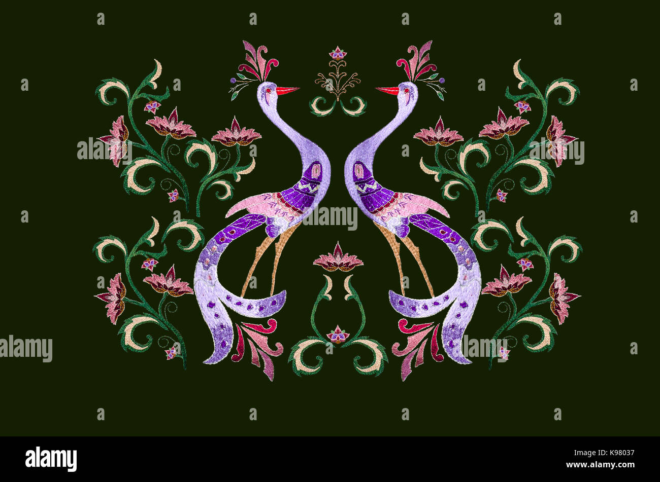 Stickerei stilisierte Vögel unter den Zweig mit lila Blüten und Blätter auf dunkelgrünem Hintergrund Stockfoto