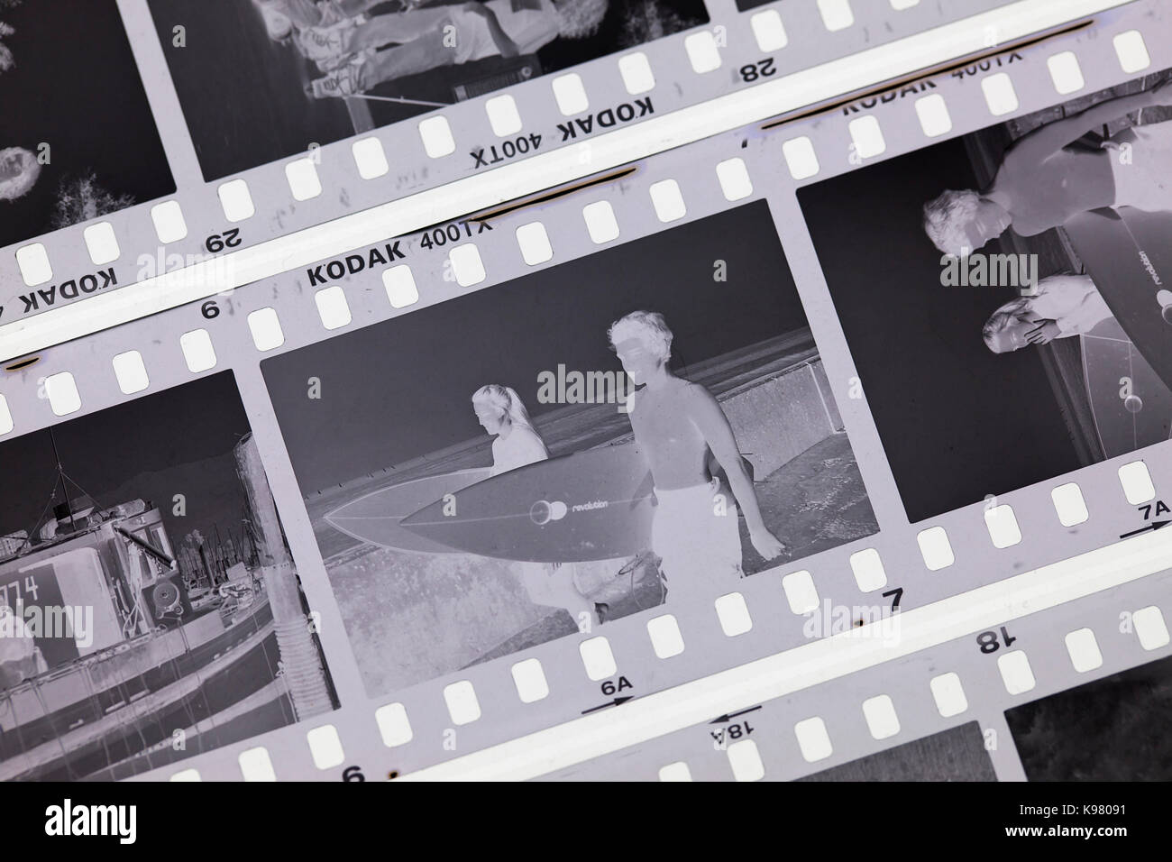 Freiliegende Kodak Tri-X 400 schwarz und weiß Negativfilm auf Licht Tabelle - USA Stockfoto Freiliegende Kodak Tri-X 400 schwarz und weiß Negativfilm auf Licht Tabelle - USA Stockfoto