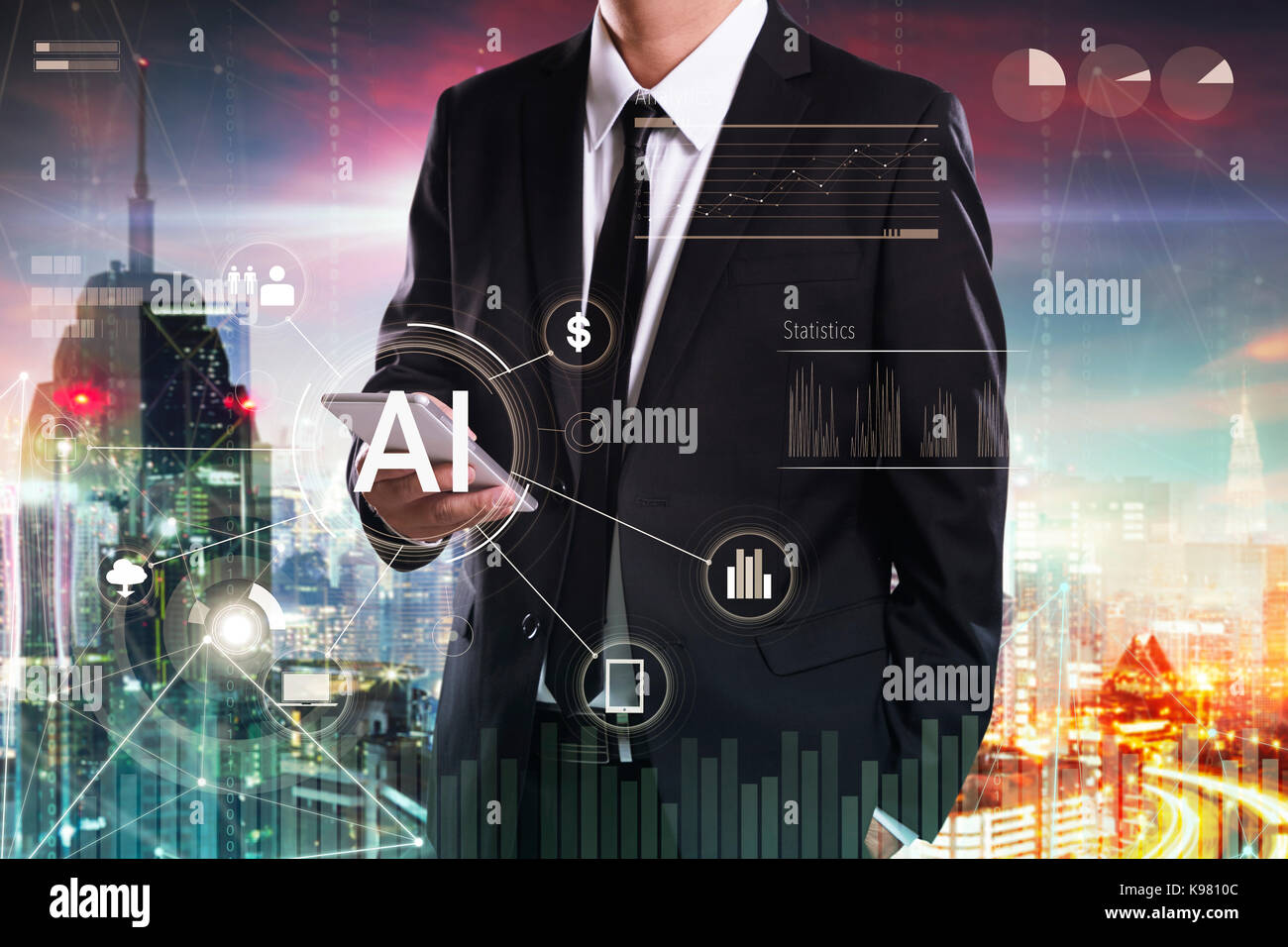 Geschäftsmann mit Smartphone mit fintech Infografik Symbol virtuellen Bildschirm. Hi-tech Business Konzept. Stockfoto
