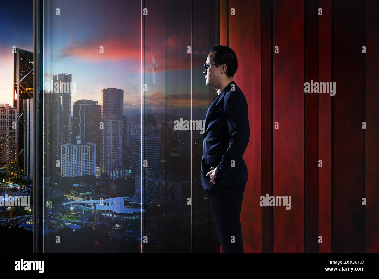 Junge Unternehmer aus, die die Stadt im Büro. Abend Szene. . Stockfoto