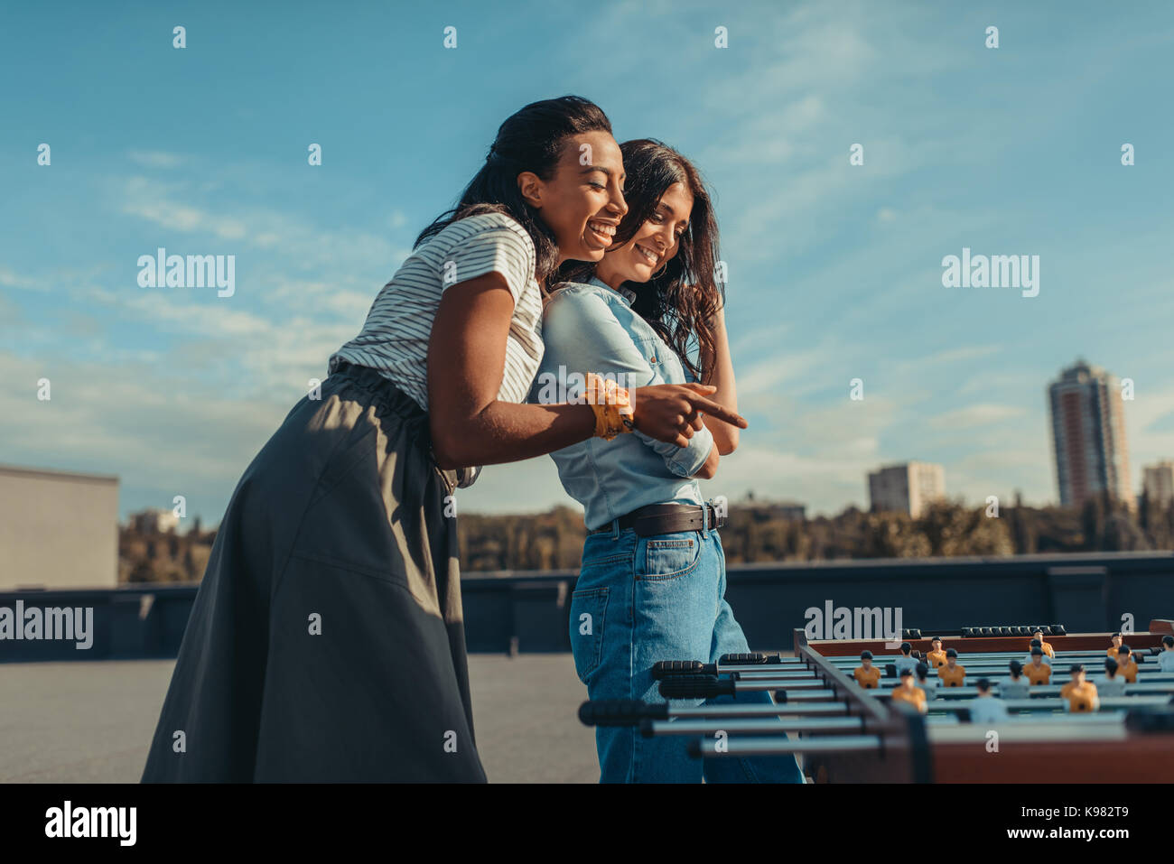 Frauen auf der Suche nach Kicker Tisch auf dem Dach Stockfoto