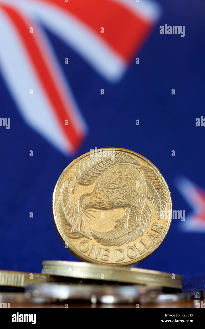 NZ 1 Dollar Münze mit Hintergrund der nationalen Flagge. Stockfoto