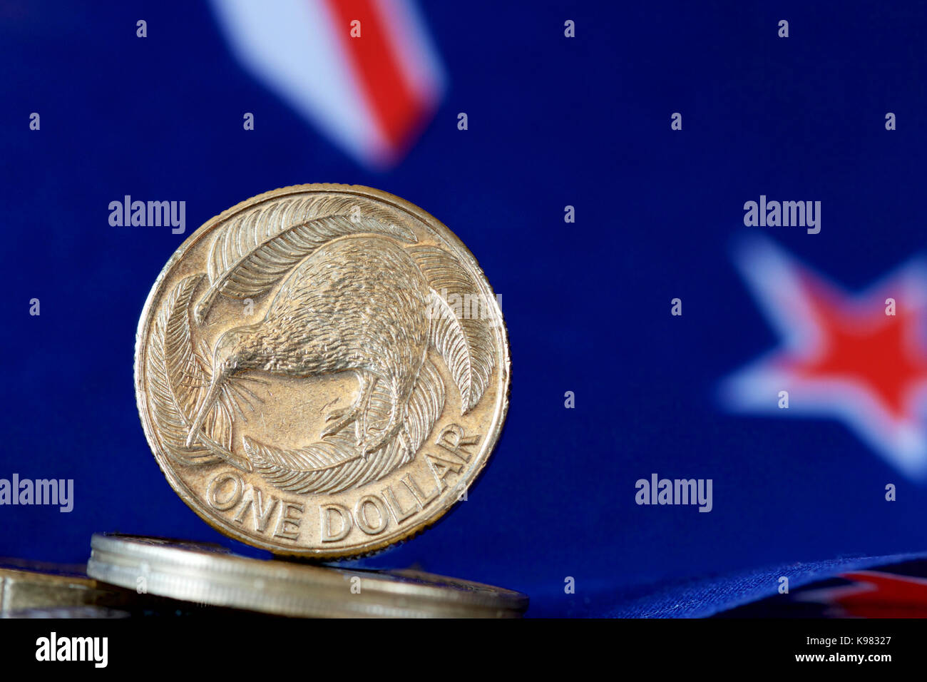 NZ 1 Dollar Münze mit Hintergrund der nationalen Flagge. Stockfoto