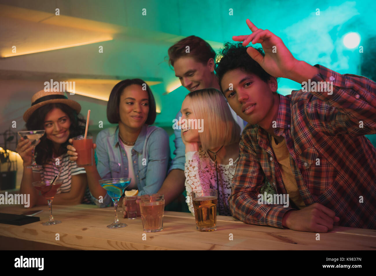 Multiethnischen Freunde mit Cocktails in der Bar Stockfoto