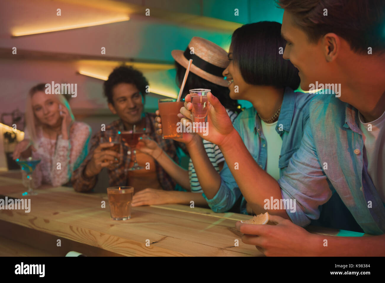 Multiethnischen Freunde trinken Cocktails in der Bar Stockfoto