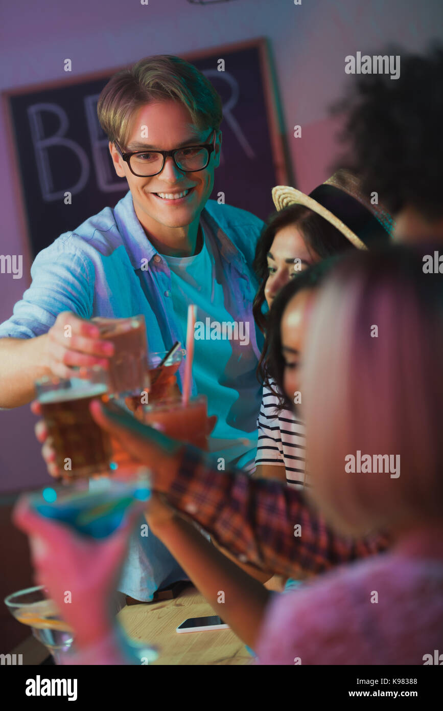 Freunde klirren Cocktails in der Bar Stockfoto