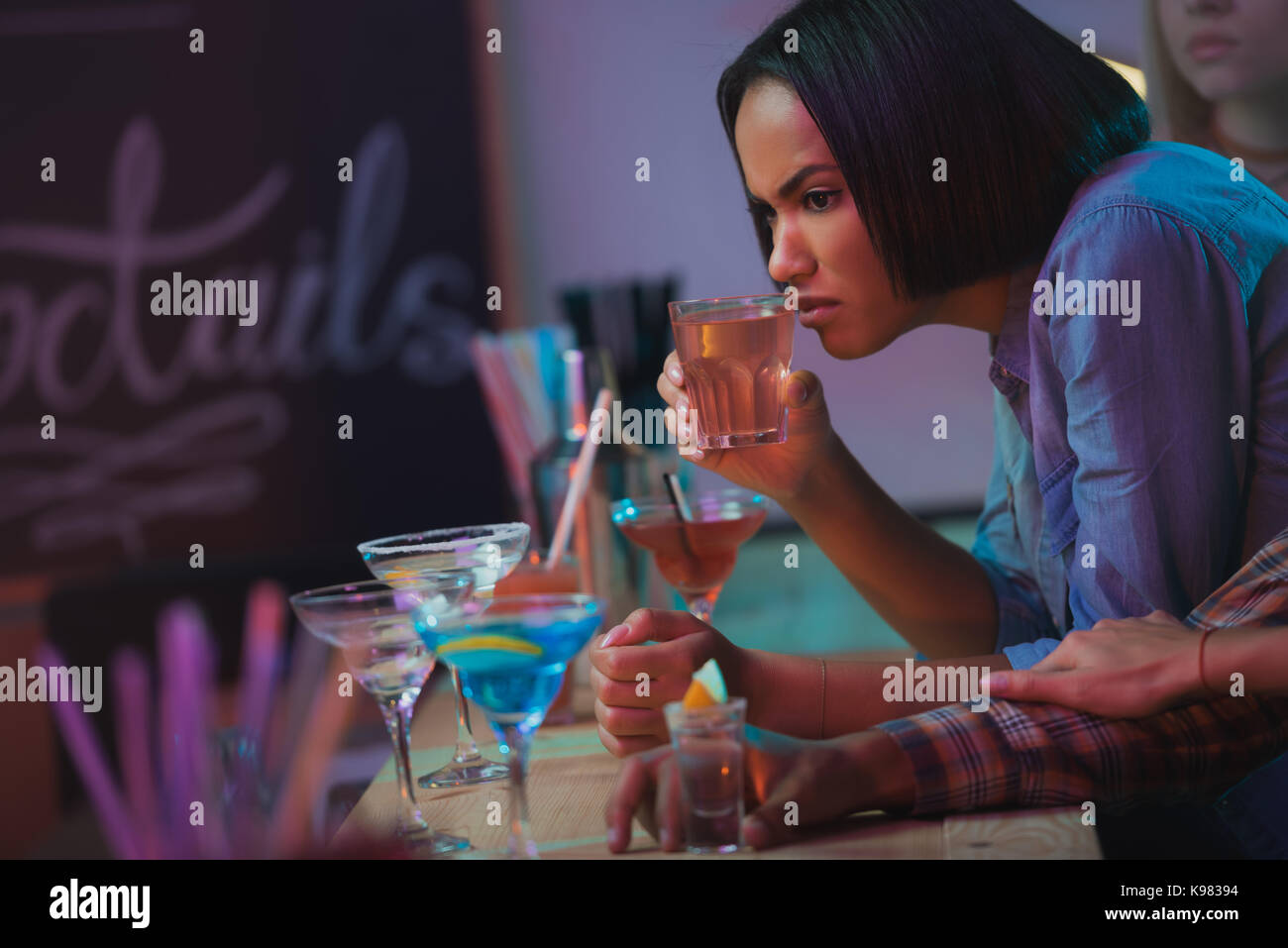 Afrikanische amerikanische Frau mit Cocktail Stockfoto