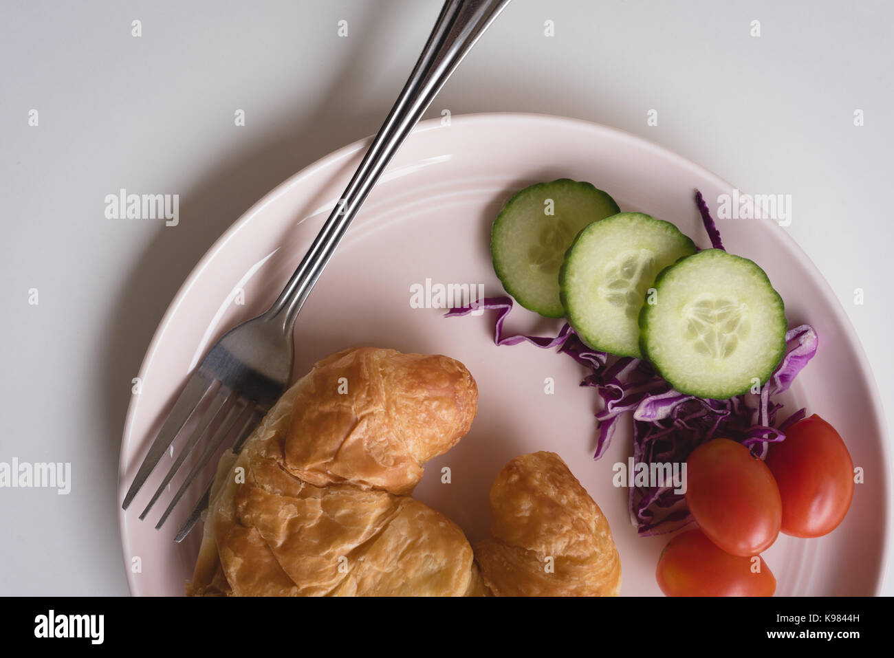 Nahaufnahme von Croissant mit Gemüse in der Platte am Tisch serviert Stockfoto