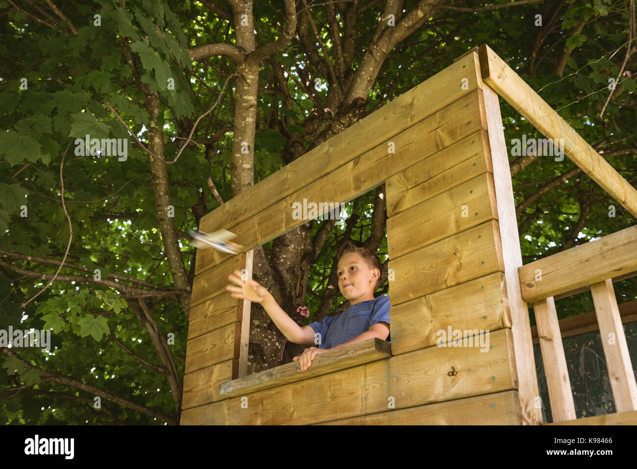 Cute Boy spielen mit Spielzeug Flugzeug in Spielplatz Stockfoto