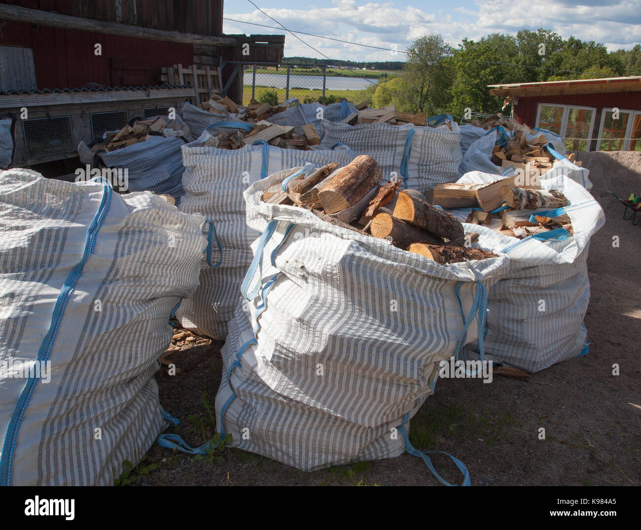 Brennholz in Beutel für den Winter 2017 Stockfoto