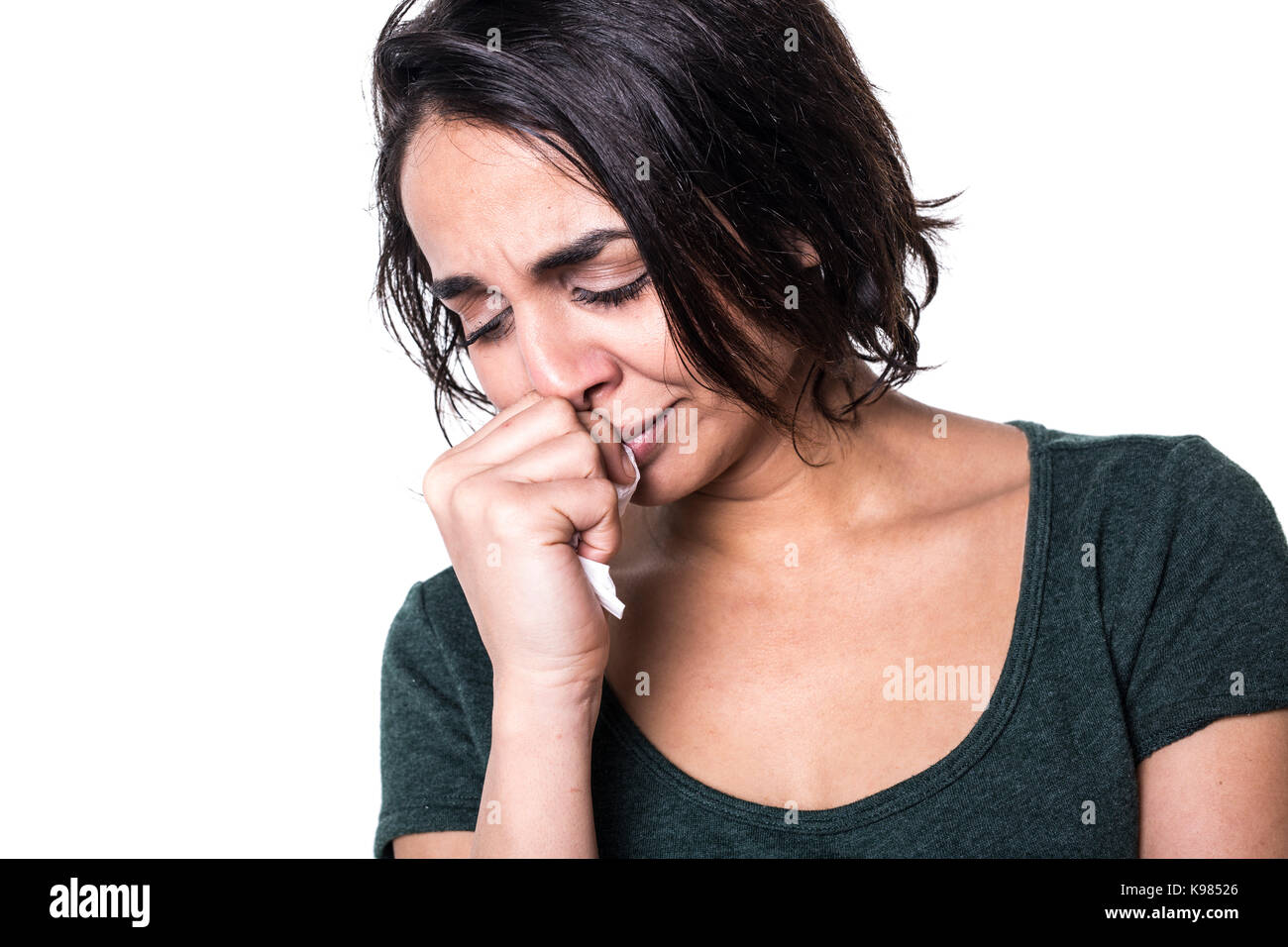 Eine schöne junge Frau bricht in Tränen aus. Stockfoto