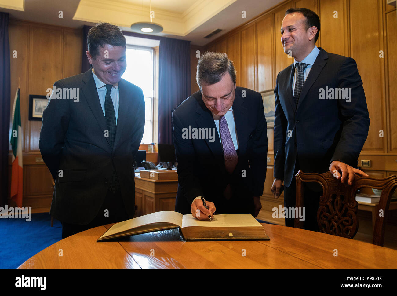 Präsident der Europäischen Zentralbank, Mario Draghi (Mitte) mit mit Premierminister Leo Varadkar (rechts) und Minister der Finanzen der österlichen Donohoe auf Regierungsgebäude in Dublin. Stockfoto
