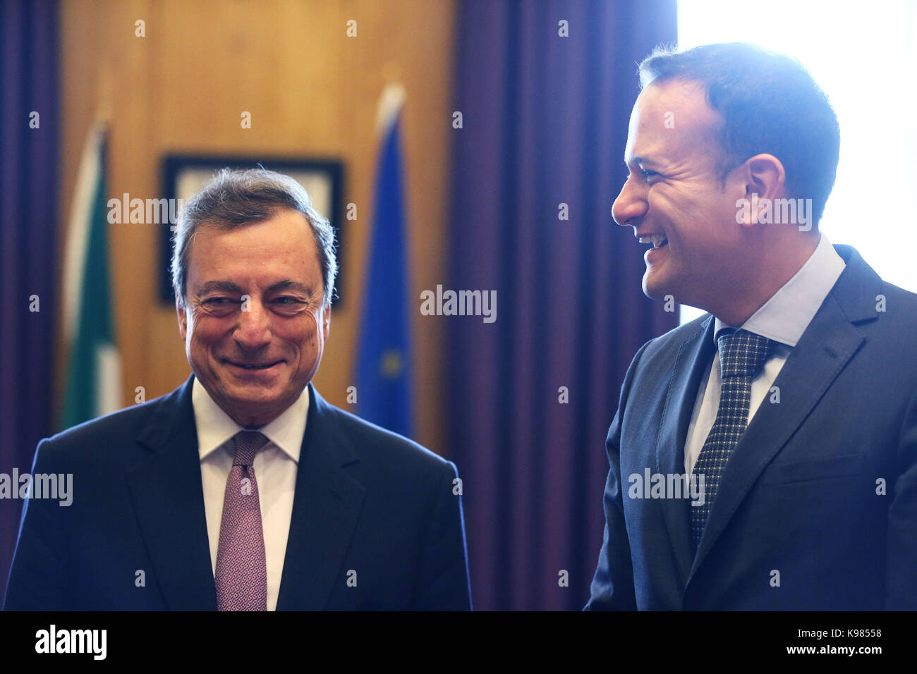Präsident der Europäischen Zentralbank, Mario Draghi (links) und mit Premierminister Leo Varadkar auf Regierungsgebäude in Dublin. Stockfoto