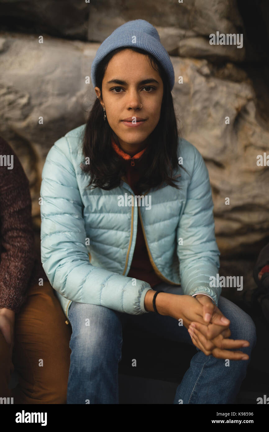 Portrait von selbstbewusste Frau entspannend auf Rock Stockfoto