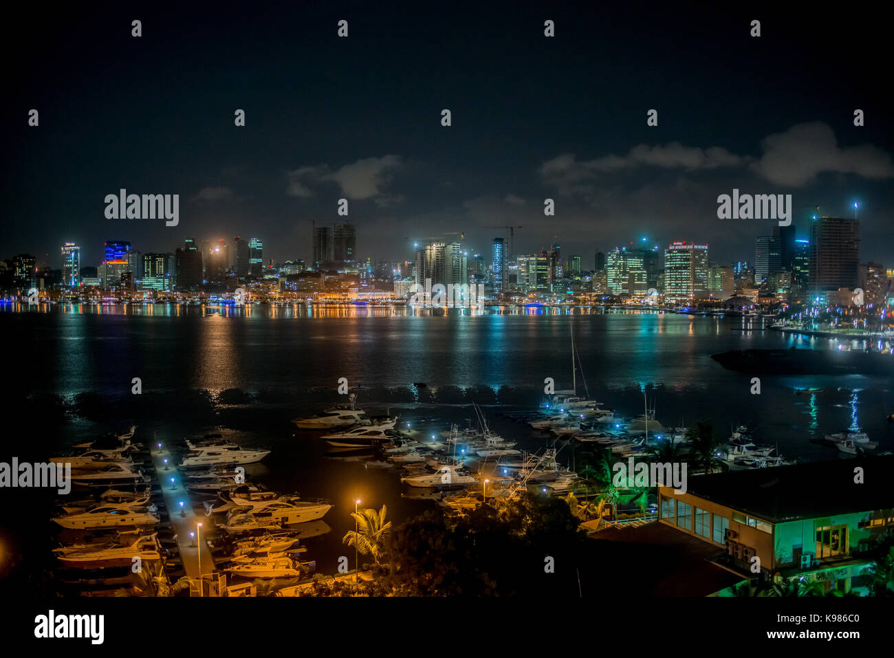 Luanda bei Nacht Stockfoto