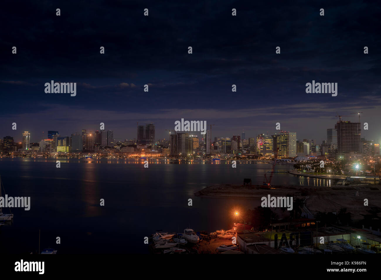 Luanda bei Nacht Stockfoto