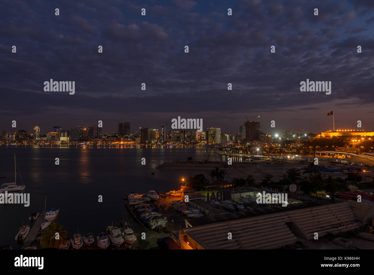 Luanda bei Nacht Stockfoto