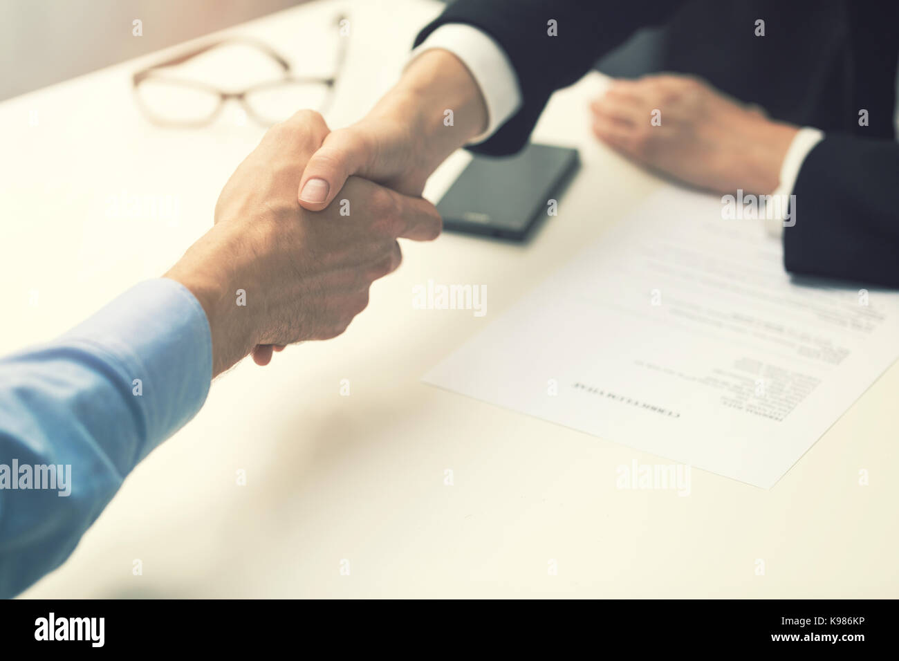 Handshake nach dem erfolgreichen Vorstellungsgespräch im Büro Stockfoto