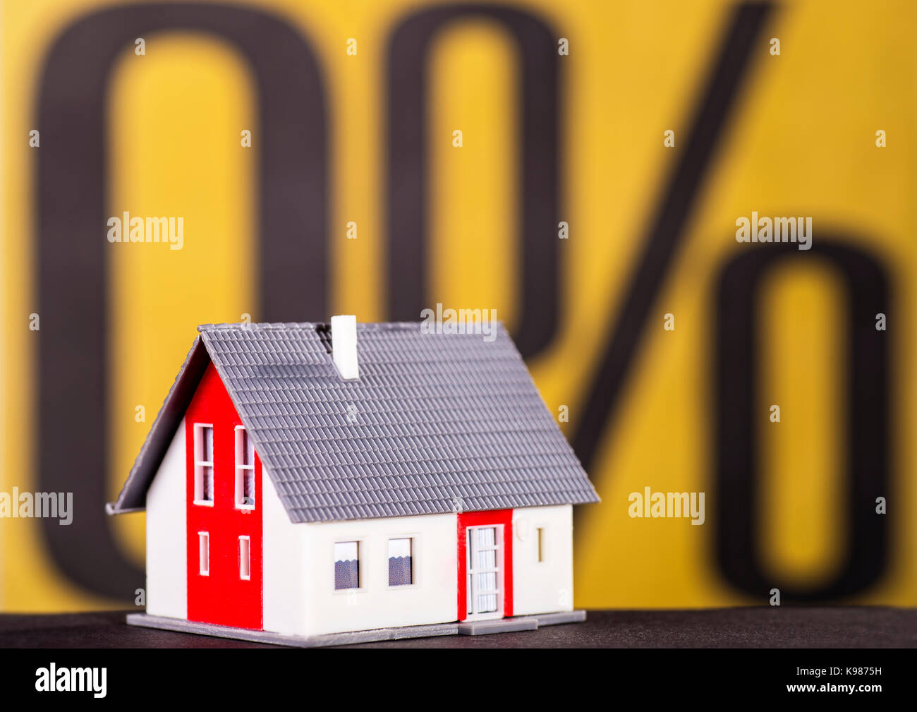 Haus mit einem Prozentzeichen im Hintergrund Stockfoto