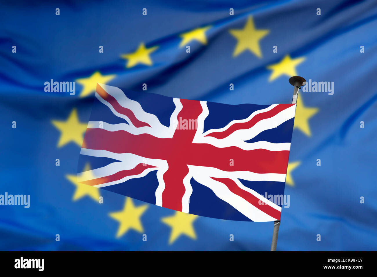 Die Britische Flagge mit der europäischen Flagge im Hintergrund Stockfoto