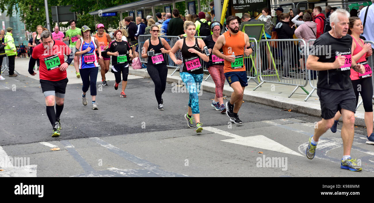 Läufer in Simplyhealth Halbmarathon Rennen mit Masse im Stadtzentrum von Bristol, Großbritannien Stockfoto