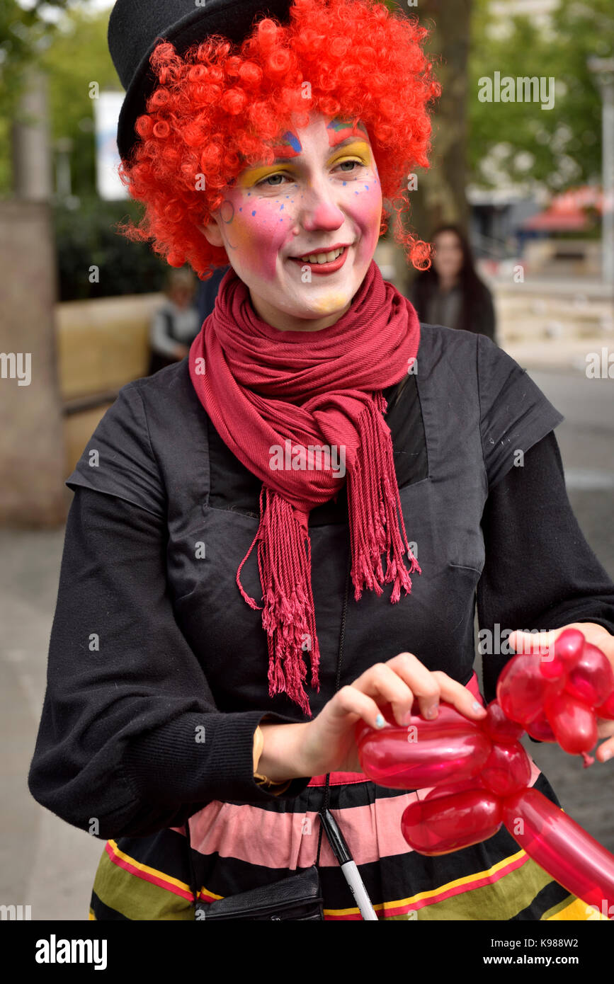 Kinder- Entertainer clown, der Ballon Tiere für die Kinder an der Bristol Ereignis Stockfoto