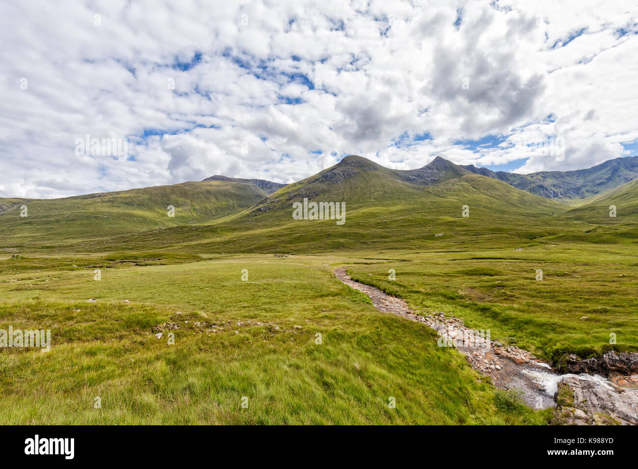 Wolken über dem Fluss in der Nähe von cluanie der Schlacht von Glen Shiel in Schottland. Stockfoto