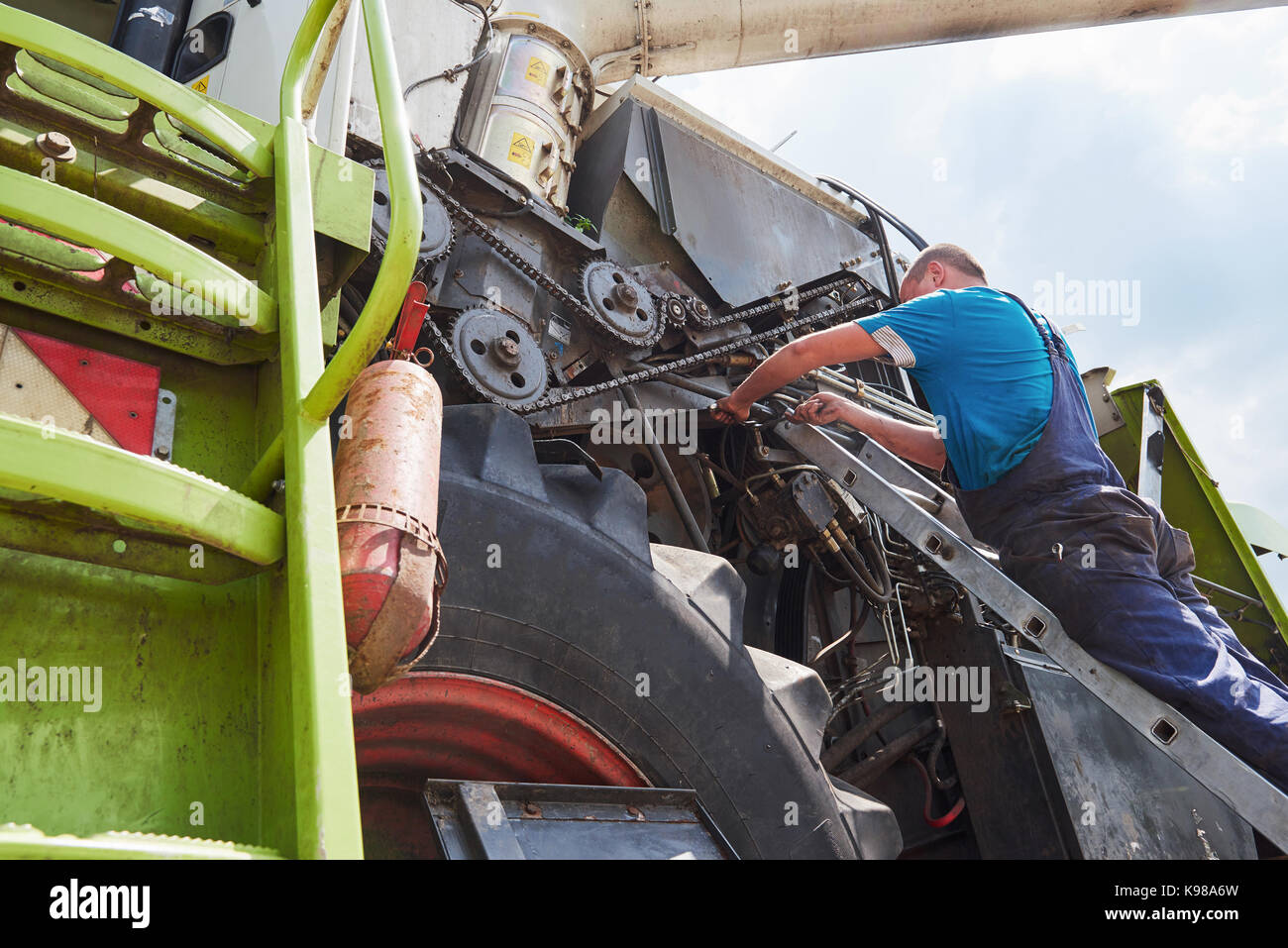 Maschine Service kombinieren, Mechaniker, Reparatur Motor im Freien Stockfoto