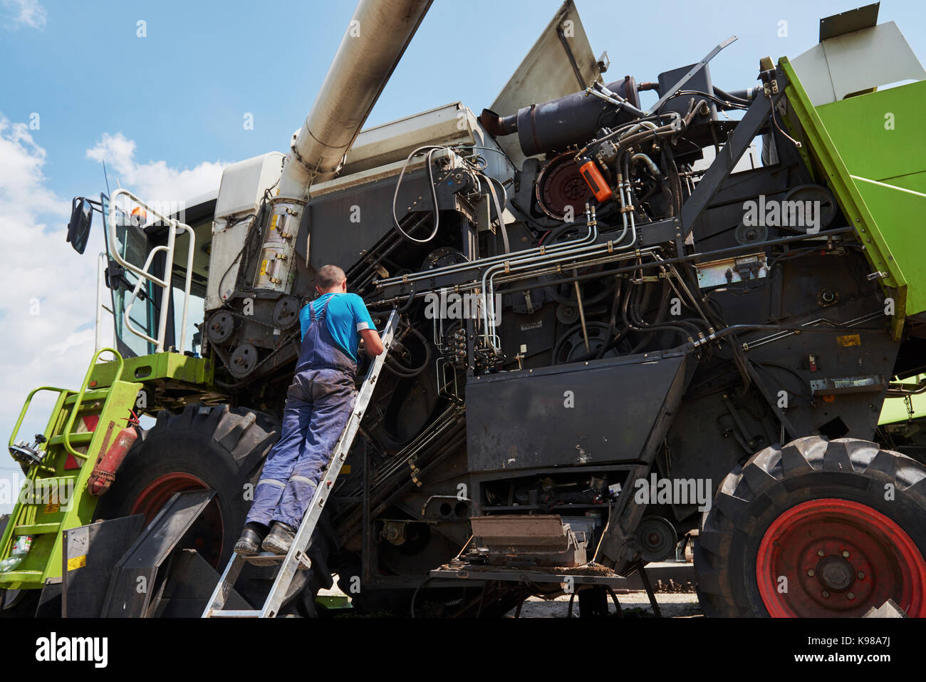 Maschine Service kombinieren, Mechaniker, Reparatur Motor im Freien Stockfoto