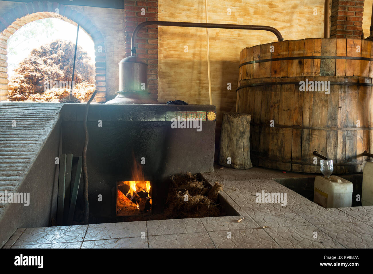 Blick auf den Prozess der mezcal Destillation in Oaxaca, Mexiko Stockfoto