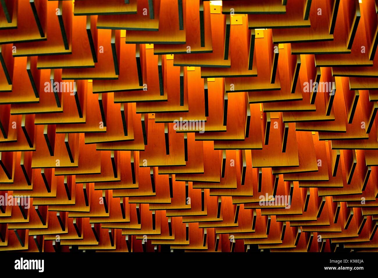 Geometrische Labyrinth von Holzplatten erstellt und Beleuchtung auf einer modernen Decke Stockfoto