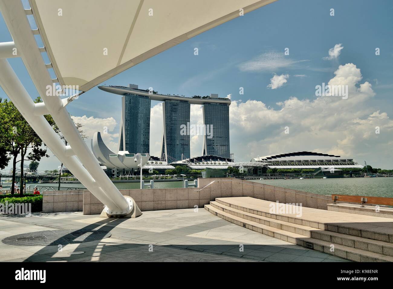 Tagsüber Blick auf die Marina Bay Sands Resort von der Esplanade Theater an der Bucht, Singapur Stockfoto