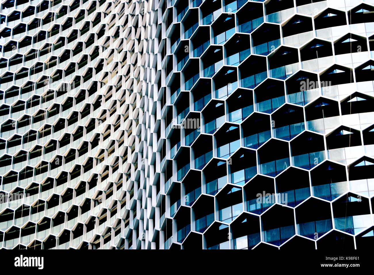 Futuristische Fassade eines Office Tower mit Sechskant office Module Stockfoto