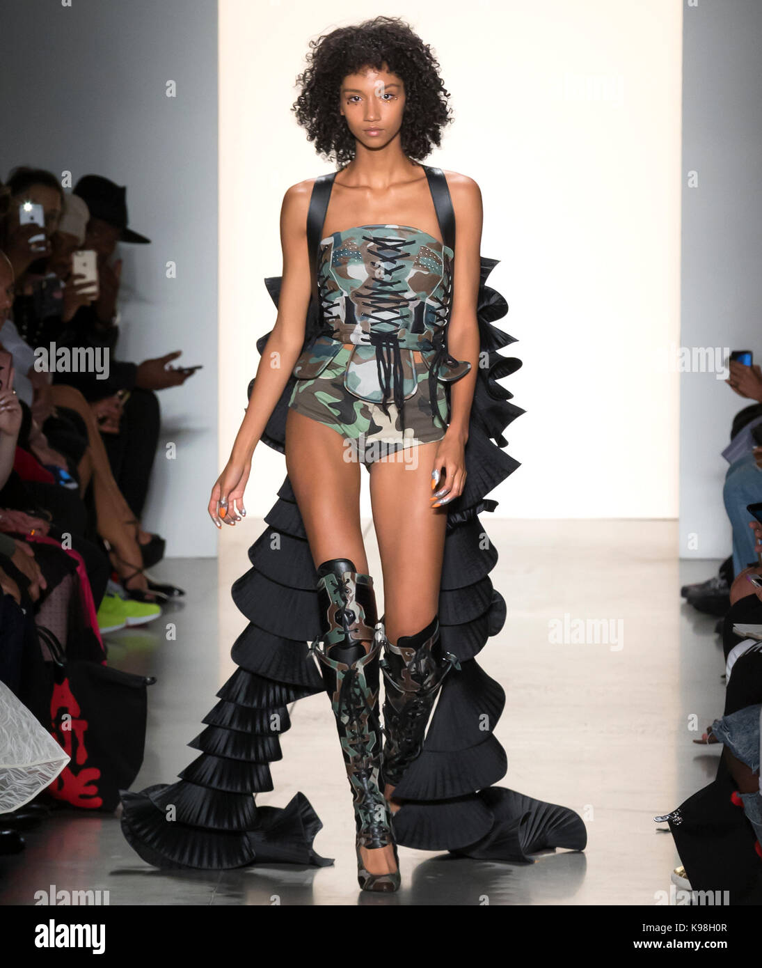 NEW YORK, NY-September 08, 2017: Aiden Curtiss geht der Start- und Landebahn am Jeremy Scott Frühling Sommer 2018 fashion show während der New York Fashion Week Stockfoto