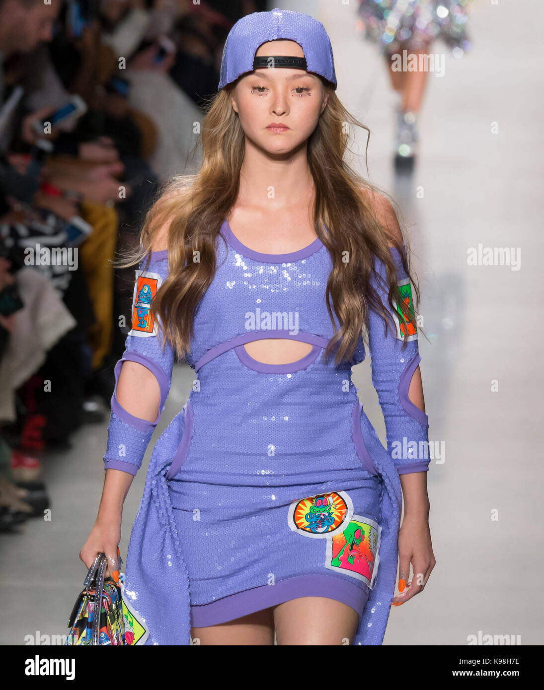 NEW YORK, NY-September 08, 2017: Devon Aoki geht der Start- und Landebahn am Jeremy Scott Frühling Sommer 2018 fashion show während der New York Fashion Week Stockfoto