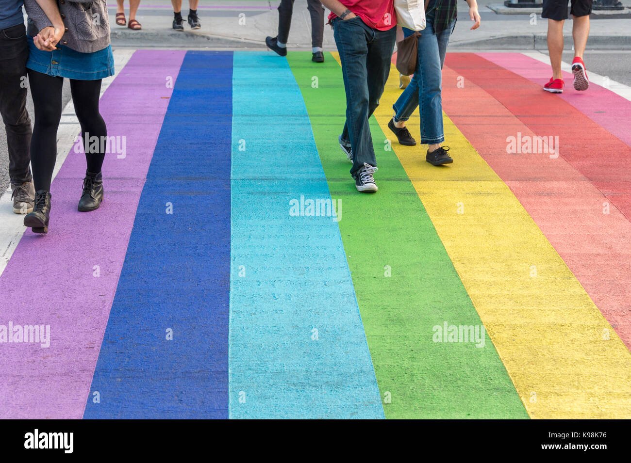 Vancouver, British Columbia, Kanada - 12 September 2017: Gay Pride flag Zebrastreifen in Vancouver Gay Village mit Menschen überqueren Stockfoto