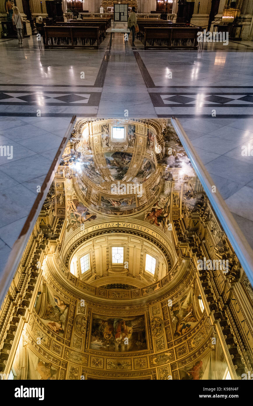 Innenansicht der Basilika Sant Andrea Della Valle in Rom Stockfoto