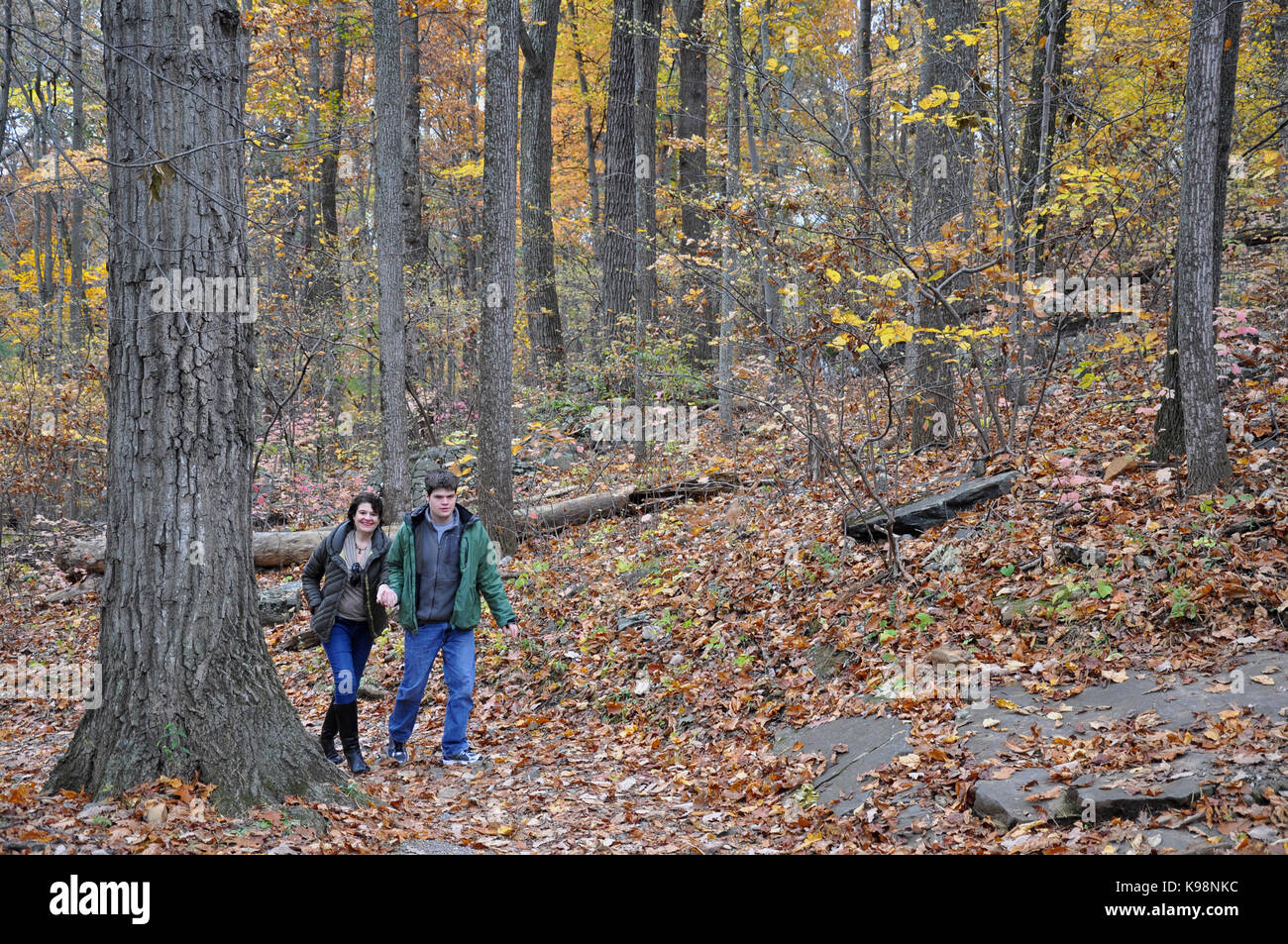 Gettysburg National Military Park, Pennsylvania, USA - 31. Oktober 2016 Wandern auf dem Weg zu großen runden Top mit Herbstlaub im Hintergrund Stockfoto