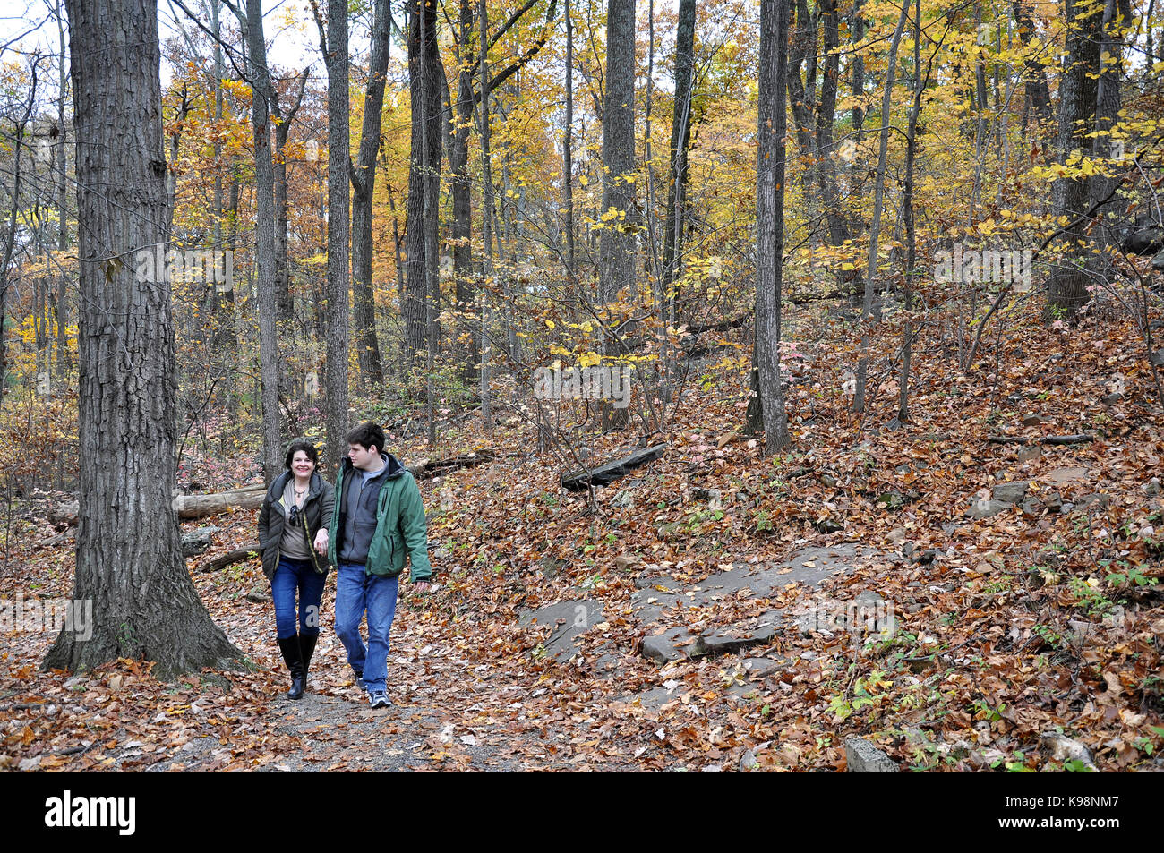 Gettysburg National Military Park, Pennsylvania, USA - 31. Oktober 2016 Wandern auf dem Weg zu großen runden Top mit Herbstlaub im Hintergrund Stockfoto