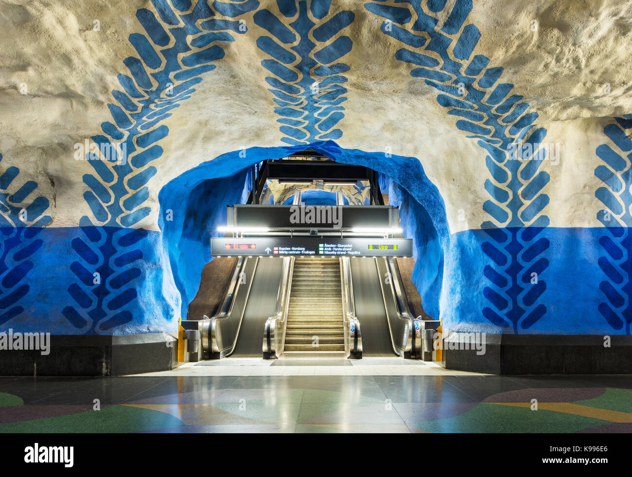 T-Centralen Station auf der Stockholmer U-Bahn, oder T-Bana, in Schweden. Der Stockholmer U-Bahn ist als die längste Art Museum in der Welt zu sein. Stockfoto